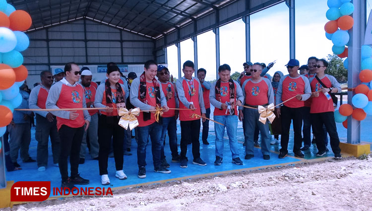 CEO HPI Robert Halim dan rombongan disambut tarian khas Sumba saat meresmikan Workshop alat berat PT MSM. (Foto: Habibudin/TIMES Indonesia)