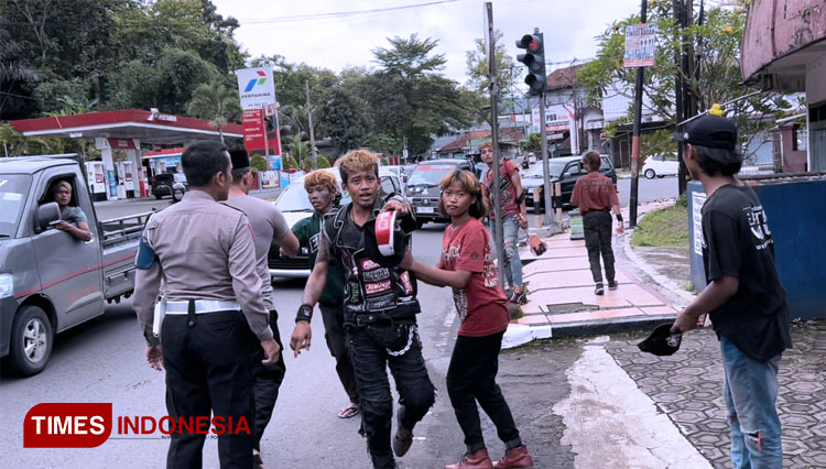 Anak Punk dan Pengamen Baku Hantam