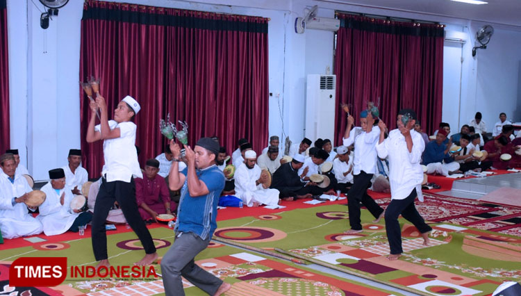 Aksi para pemain badabus di Aula Sultan Nuku Pemkot Tidore. Acara ini digelar sebagai rasa syukur atas suksesnya pelaksanaan Sail Tidore 2022. (Foto: Harianto/TIMES Indonesia)