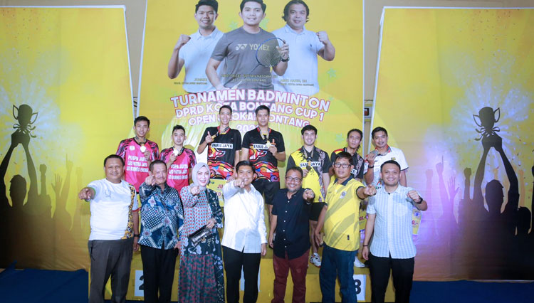Foto bersama seluruh pejabat dan atlet setelah menyerahkan hadiah kepada juara Turnamen Bulutangkis DPRD Cup 2022, di Lapangan BSG, Kelurahan Kanaan, Kecamatan Bontang Barat, Kota Bontang, Kalimantan Timur.(Foto: Dok Setwan Bontang)