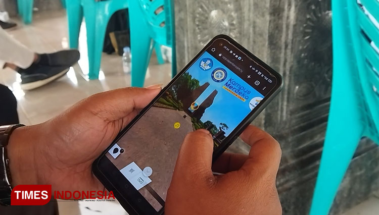 Penampilan virtual reality tour 360, wisata sejarah Trowulan Mojokerto yang bisa dinikmati secara virtual melalui ponsel, Sabtu (3/12/2022) (Foto: Thaoqid Nur/TIMES Indonesia)