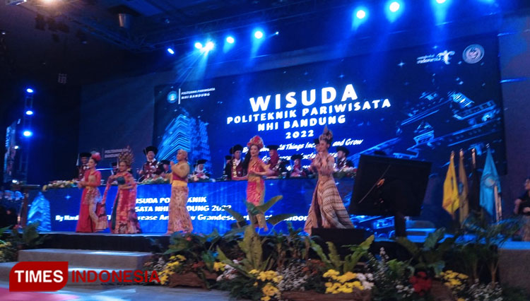 Pertama Kalinya, Poltekpar NHI Bandung Tampilkan Flashmob Maumere pada Acara Wisuda