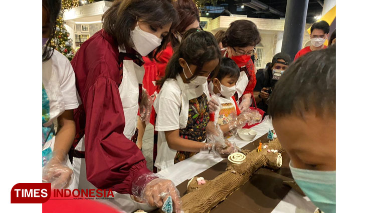 Sambut Natal, Rotary Club Surabaya Kaliasin Ajak Anak Panti Asuhan Hias Kue Sepanjang 10 Meter