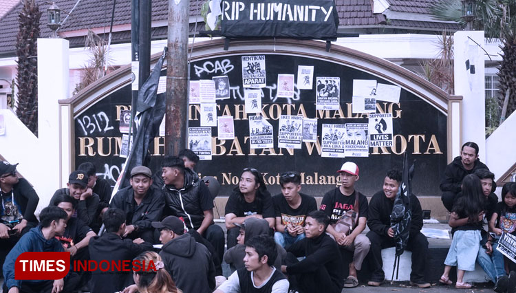 Tanggapan Aremania Soal Permintaan Wali Kota Malang Untuk Demo ke Tuhan: Bukan Solusi!