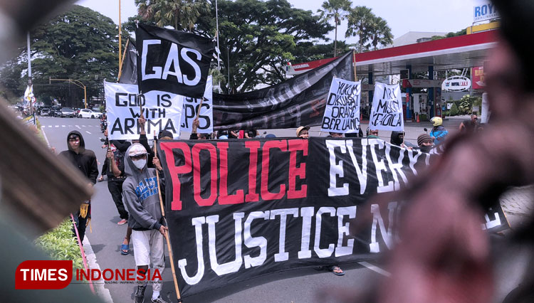 Aremania saat melakukan aksi turun jalan di kawasan SPBU Ciliwung Kota Malang, Minggu (4/12/2022). (Foto: Rizky Kurniawan Pratama/TIMES Indonesia)