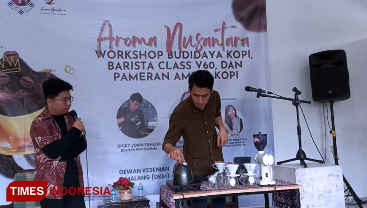 Dicky sebagai pemateri kelas barista V60 Aroma Nusantarabdalam DKM Malang, Sabtu(03/12/2022)(Foto: Laela Rohadatul Aisy/Times Indonesia)