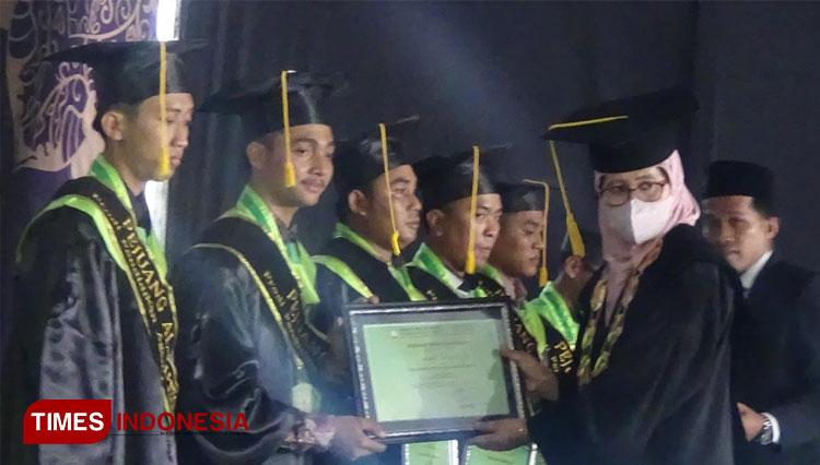 Penyerahan piagam penghargaan kepada lulusan terbaik pada Wisuda STIT UW Jombang, Minggu (4/12/2022). (FOTO : Rohmadi/TIMES Indonesia)