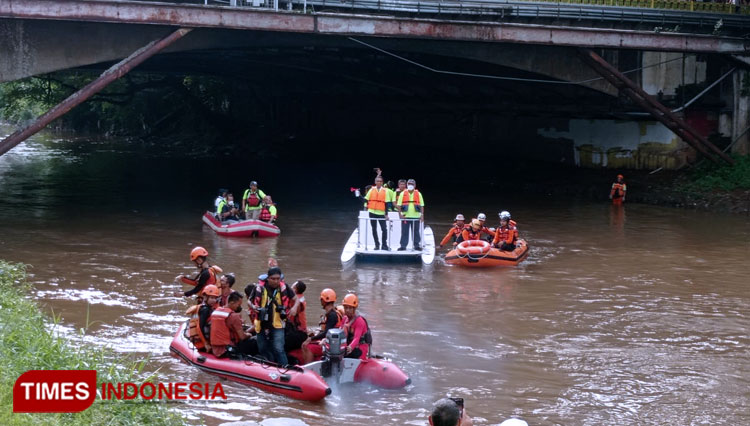 Menteri PUPR Basuki Hadimuljono dan Pj Gubernur DKI Jakarta Heru Budi Hartono menyusuri sungai Ciliwung menggunakan boat warna putih di Festival Dayung Ciliwung. (FOTO: Fahmi/TIMES Indonesia) 