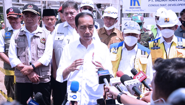 Presiden RI Jokowi didampingi Menteri PUPR RI Basuki Hadimuljono saat meninjau progres pembangunan rumah bagi warga yang akan direlokasi pasca gempa di Cianjur, Senin (5/12/2022). (FOTO: Biro Komunikasi Publik Kementerian PUPR RI)