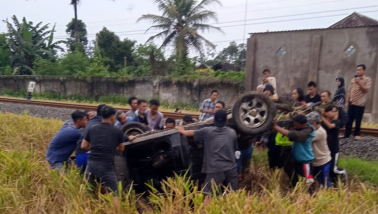 Kereta Api Tabrak Pickup di Perlintasan Tanpa Palang Pintu Sumberpucung Malang
