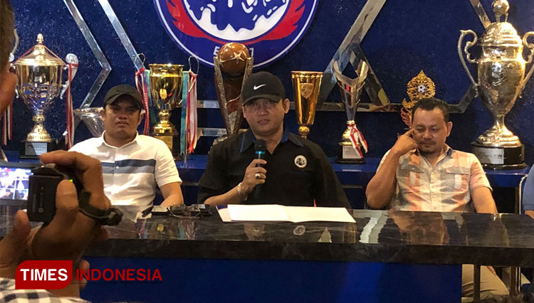 Manajer baru Arema FC, Wiebie Dwi Andriyas saat berbicara di hadapan awak media di Konferensi Pers Kandang Singa, Senin (5/12/2022). (Foto: Rizky Kurniawan Pratama/TIMES Indonesia)