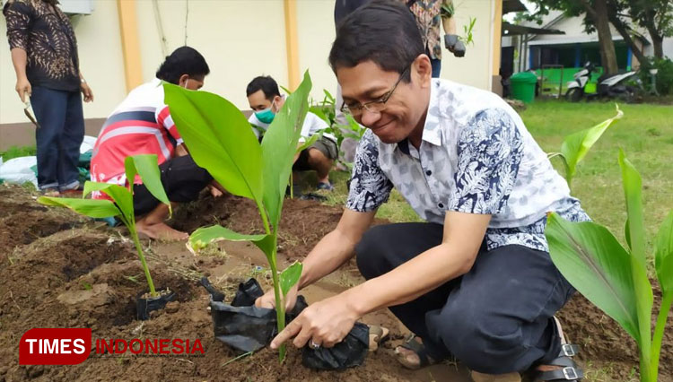 Proses penanaman bibit yang berada di fasum warga RW 7 Kampung Rimpang, Desa Bangah, Sidoarjo. (FOTO: AJP TIMES Indonesia)