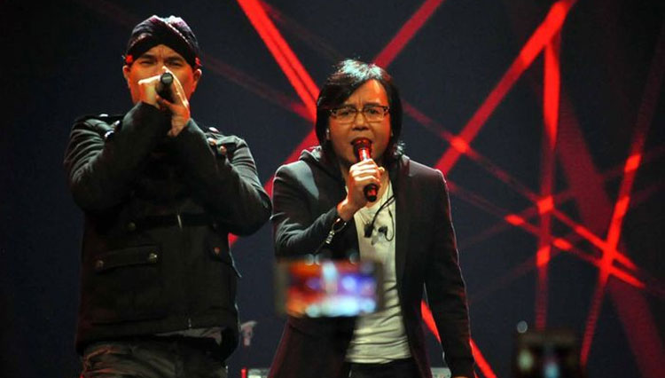 Ahmad Dhani dan Ari Lasso saat konser bersama satu panggung. (Grid.ID/Sarah)