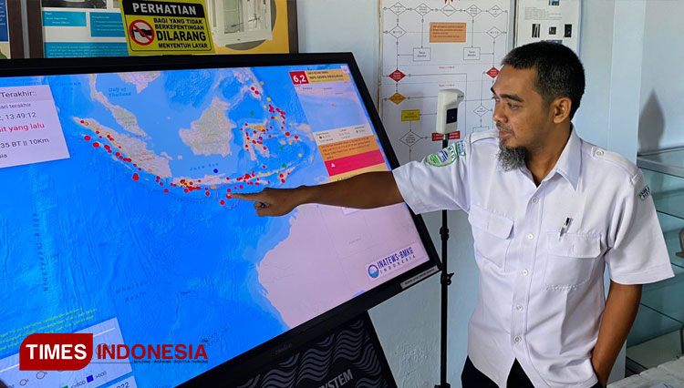 Prakirawan BMKG Banyuwangi, Anjar Triyonohadi, di Kantor BMKG Meteorologi Kelas III Banyuwangi. (Foto: Fazar Dimas/TIMES Indonesia)