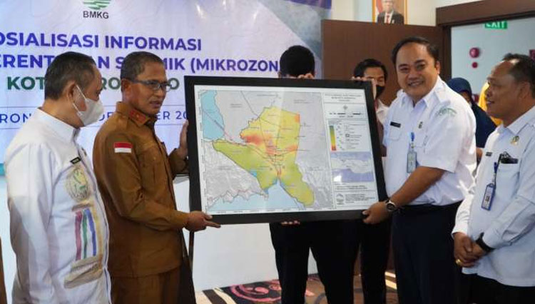 Sekretaris Daerah Kota Gorontalo Ismail Madjid saat menghadiri sosialisasi Informasi Hasil Kajian Seismik Kota Gorontalo. (Foto: Humas Pemkot Gorontalo)