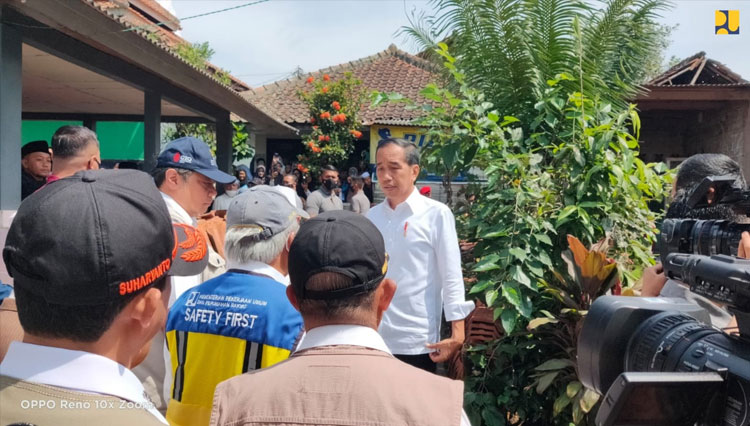 Presiden RI Jokowi didampingi Menteri PUPR RI) Basuki Hadimuljono meninjau sejumlah pembangunan fasos dan fasum yang terdampak gempa di Cianjur,  (FOTO: Biro Komunikasi Publik Kementerian PUPR RI)