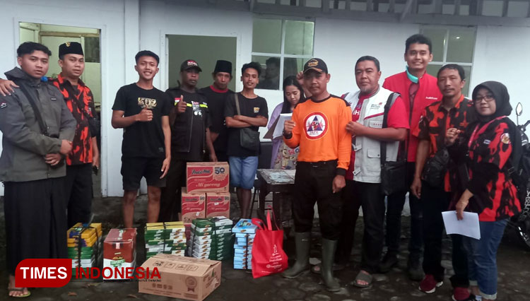 Group Telkom SAR mengirim bantuan logistik kepada gabungan petugas koordinator di tempat pengungsian Balai Desa Tumpeng Kecamatan Candipuro, Selasa (6/12/2022). (Foto: Dok.Telkom Regional V)