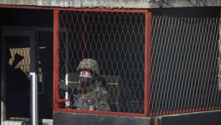 Seorang tentara Korea Selatan berjaga di pos jaga dekat zona demiliterisasi yang memisahkan kedua Korea, di Paju, Korea Selatan, pada 4 November 2022. (FOTO: Al Jazeera,/Reuters).