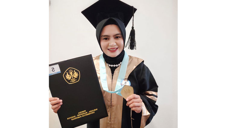 Kades Teja, Widiawati, S.AP, M.AP, yang meraih gelar Magister Administrasi Publik pada Universitas Pasundan Bandung. (FOTO: Wiwi Widiawati for TIMES Indonesia)