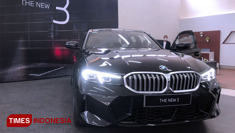 Nampak depan BMW Seri 3 yang baru saja diluncurkan di Malang. (FOTO: Rizky Kurniawan Pratama/TIMES Indonesia)
