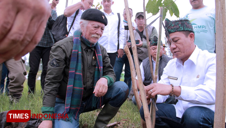 Bupati Bandung H.M Dadang Supriatna menanam pohon di Hari Menanam Pohon Indonesia (HMPI), di Desa Patengan Kec Rancabali, Rabu (7/12/2022). (FOTO: Iwa/TIMES Indonesia)