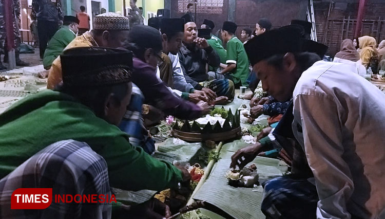 Para peserta yang hadir dalam pengajian Selasa Legi ketika menikmati nasi liwet di Gedung MWC NU Mojosari, Kabupaten Mojokerto, Selasa (7/12/2022) (Foto: Thaoqid Nur/TIMES Indonesia)