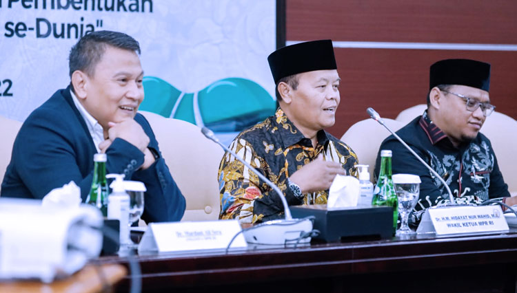 Hidayat Nur Wahid saat menjadi Pembicara Kunci pada Focus Group Discussion (FGD),  kerjasama MPR RI dengan Center for Indonesian Reform. (Foto: dok MPR RI)