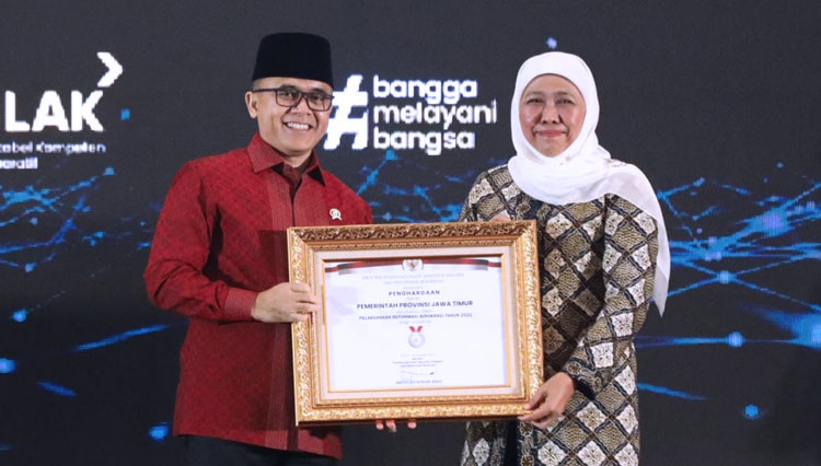 Gubernur Khofifah saat menerima penghargaan dari MenPAN- RB Abdullah Azwar Anasdi Hotel Bidakara, Jalan Gatot Subroto, Jakarta Selatan, Rabu (7/12/2022) pagi. (FOTO: Dok. Humas Pemprov Jatim)