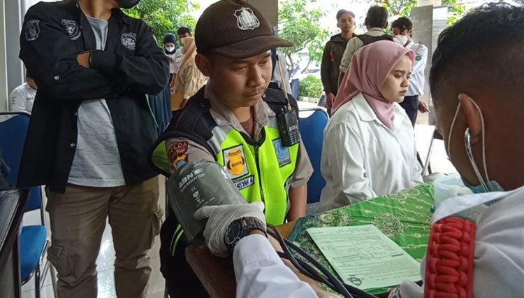 Sivitas Akademika Unisma Malang melakukan cek kesehatan untuk donor darah. (FOTO: AJP TIMES Indonesia)B: Pendonor yang melakukan donor darahC: Foto bersama KSR-PMI Unit Unisma Malang