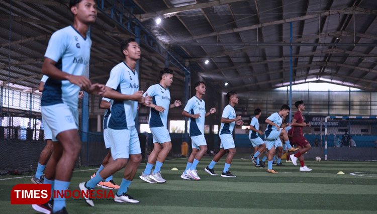 Pemain Persela melakukan pemanasan dalam sesi latihan yang digelar di LSC, Kamis (8/12/2022). (FOTO: MFA Rohmatillah/ TIMES Indonesia)