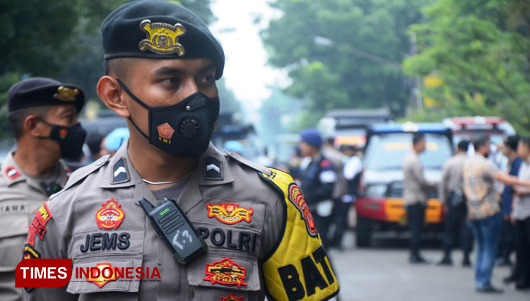 Seorang anggota polisi sedang berjaga mengamankan lokasi teror bom bunuh diri di Mapolsek Astana Anyar Bandung. (Foto: Megha Nugraha/TIMES Indonesia)