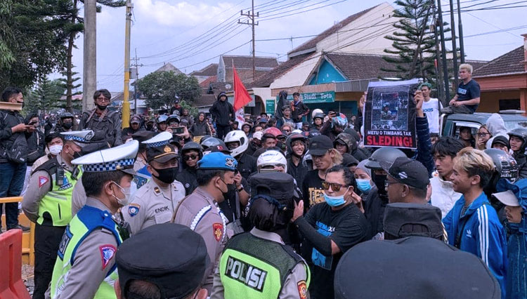 Humanis, Polres Malang Kawal Aksi Damai Aremania