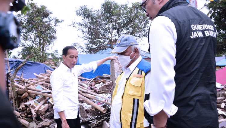 Presiden RI Jokowi didampingi Menteri PUPR RI Basuki Hadimuljono meninjau SDN Sukamaju 1 Desa Benjot, di Kecamatan Cugenang, salah satu sekolah terdampak gempa di Kabupaten Cianjur, Kamis (8/12/2022). (FOTO: Biro Komunikasi Publik Kementerian PUPR RI