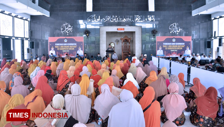Pembagian uang kehormatan ke penghafal Al-Qur'an di Kabupaten Gresik (FOTO: Akmal/TIMES Indonesia).
