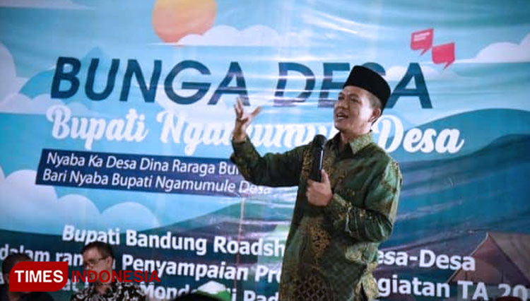 Bupati Bandung Dadang Supriatna saat menggelar Program Bunga Desa di Ponpes Al Hudaya Hegarmanah Ambu Desa GiriMulya, Kec Pacet.(Foto: Iwa/TIMES Indonesia)