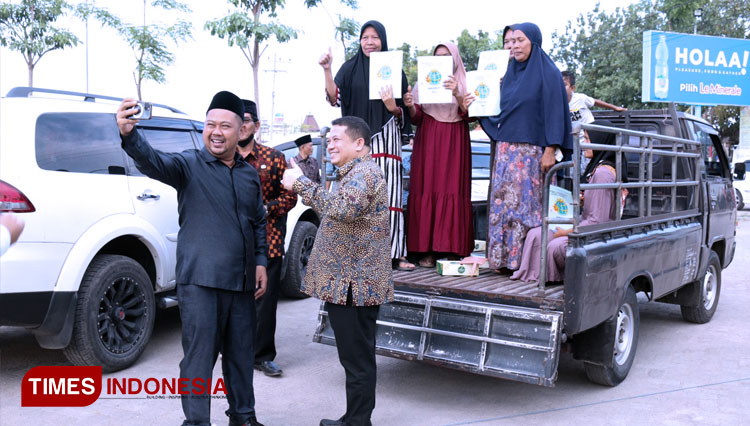Kolaborasi, Bupati Gresik Fandi Akhmad Yani saat berswafoto dengan warga penerima sertifikat tanah PTSL (FOTO: Bagian Prokopim Pemkab Gresik for TIMES Indonesia).