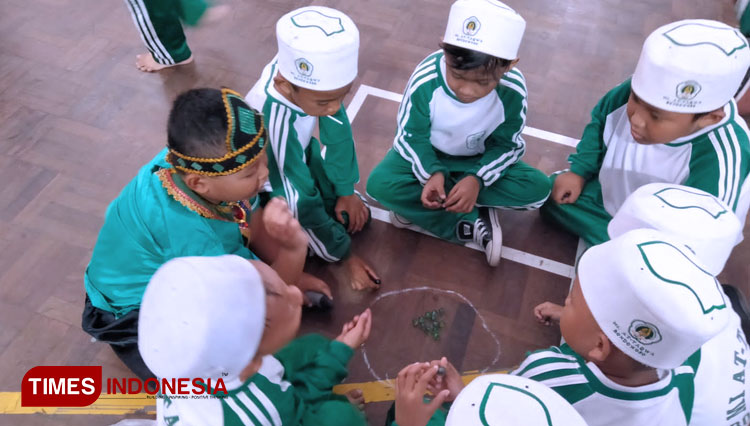 MI At-Taqwa Bondowoso Kenalkan Makanan dan Permainan Tradisional untuk Siswa