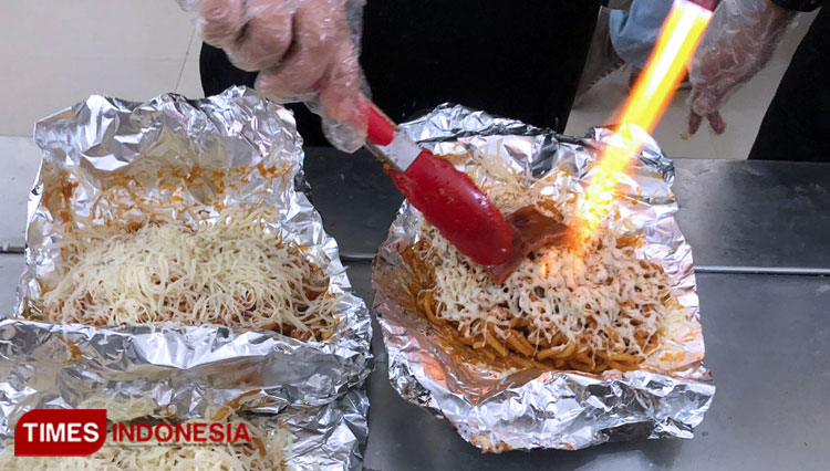 Proses pembakaran mie dengan tuangan keju Mozarella. (Foto: Rizky Kurniawan Pratama/TIMES Indonesia)