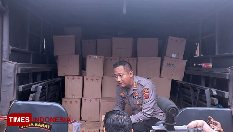 Kapolresta Bandung Kombes Pol Kusworo Wibowo saat ekspos pengungkapan gudang penyimpanan miras di Kec Rancaekek Kab Bandung, Jumat (9/12/2022). (FOTO: Iwa/TIMES Indonesia)