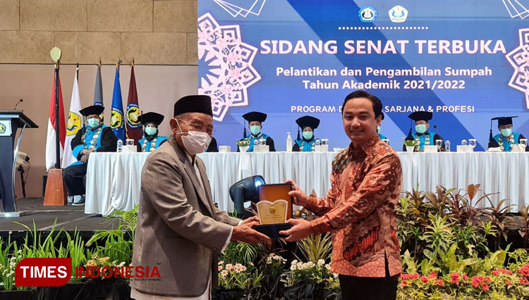 Hadiri Wisuda YPIB Majalengka, Irfan Nur Alam Serukan Layani Pasien dengan Senyum