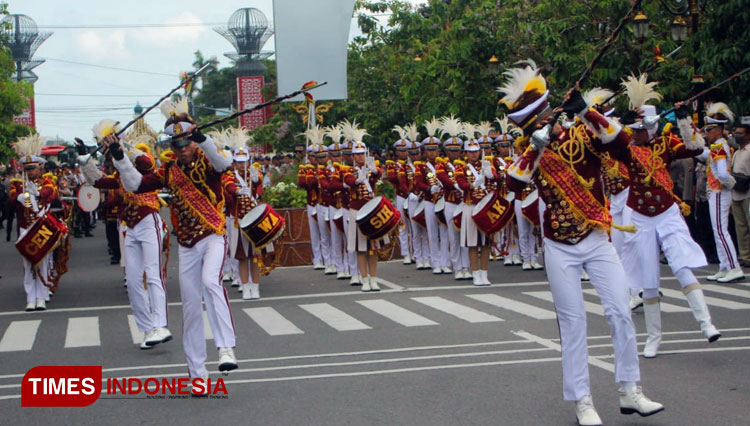 Penampilan-atraktif-stickmaster-Drumcorps-Cendrawasih-Akpol-RI-a.jpg