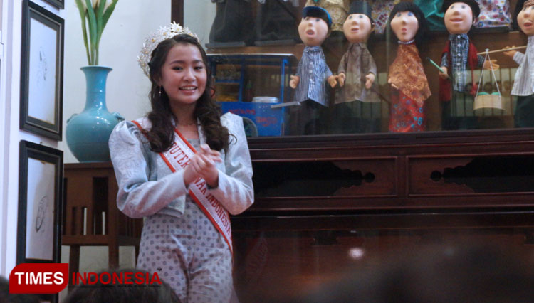 Putri Anak Indonesia Budaya 2022, Karina Aliya Afandi (12) pada saat mengajak anak-anak Kota Mojokerto mengenal permainan tradisional di Museum Gubug Wayang, Sabtu (10/12/2022) (Foto: Thaoqid Nur/TIMES Indonesia)