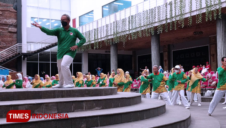 Aliansi Taijiquan Nasional Indonesia (ATNI) saat olahraga taichi di Garden Hall Lantai 1 Sleman City Hall, Minggu (11/12/2022). (FOTO: Fajar Rianto/TIMES Indonesia)