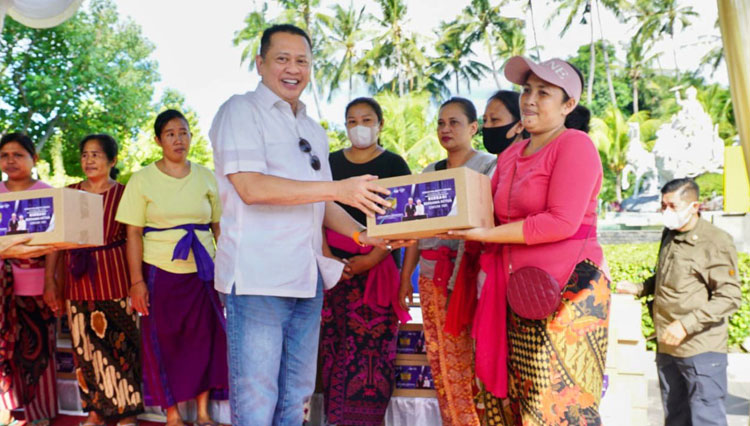 Ketua MPR RI, Bambang Soesatyo saat memberikan bantuan sembako untuk warga Desa Tangguwisia, di Krisna Eco Village, di Singaraja, Bali, Jumat (9/12/2022). (Foto: dok IMI)