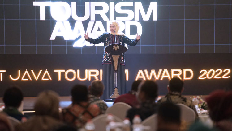 Gubernur Khofifah membuka gelaran East Java Tourism Award (EJTA) Tahun 2022 di Ballroom The Singhasari Resort Kota Batu, Sabtu (10/12/2022) malam. (Foto: Dok. Humas Pemprov Jatim)