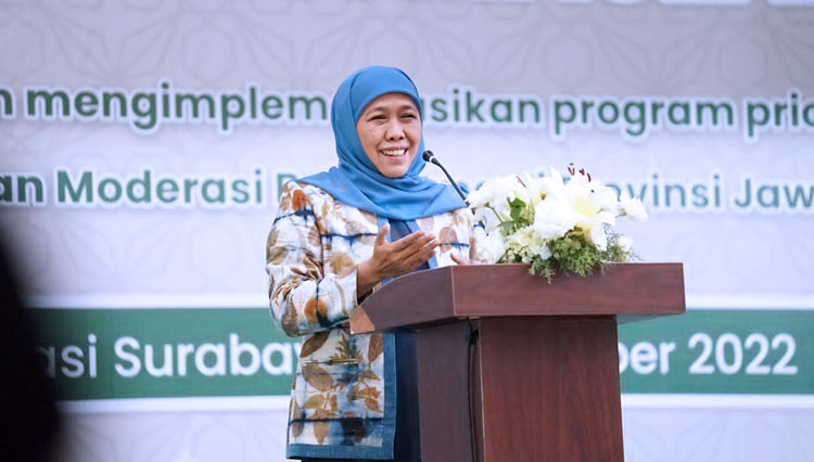 Gubernur Khofifah saat membuka Forum Penguatan Moderasi Beragama Berbasis Keluarga Maslahah gelaran Kantor Wilayah Kementerian Agama Jawa Timur di Gedung Muzdalifah Asrama Haji Surabaya pada Senin (12/12/2022).(Dok.Humas Pemprov Jatim)