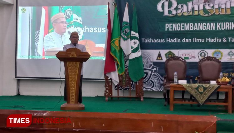 KH Nur Hannan Ketua Asosiasi Ma'had Aly Indonesia (Amali) saat sambutan pembukaan Bahsul Masail di Gedung Yusuf Hasyim Tebuireng, Minggu (11/12/2022) malam. (FOTO : Rohmadi/TIMES Indonesia)