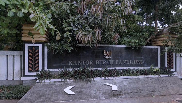 Kondisi tembok prasasti Kantor Bupati Bandung sebelum lambang Garuda Pancasila dirusak. (Foto: Google Maps)