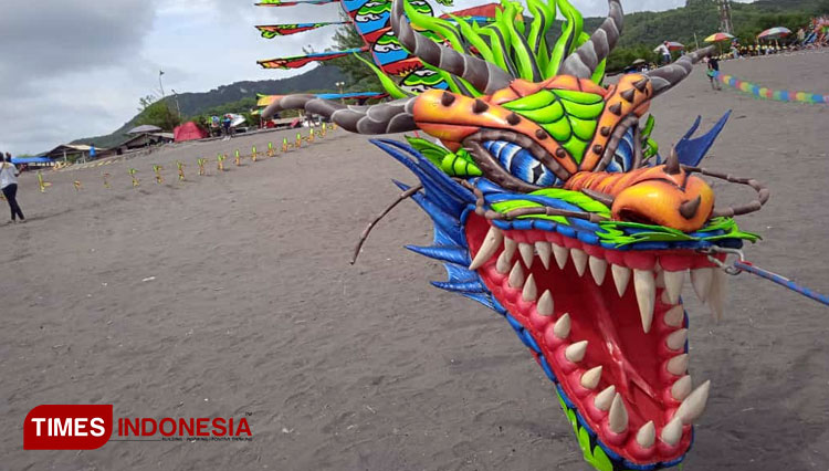 Ratusan layang-layang menghiasi langit Pantai Parangkusumo Kretek Bantul dalam festival layang-layang yang digelar Perkumpulan Pegiat Layang-layang Nusantara (Talikama). (FOTO: Totok Hidayat/TIMES Indonesia)