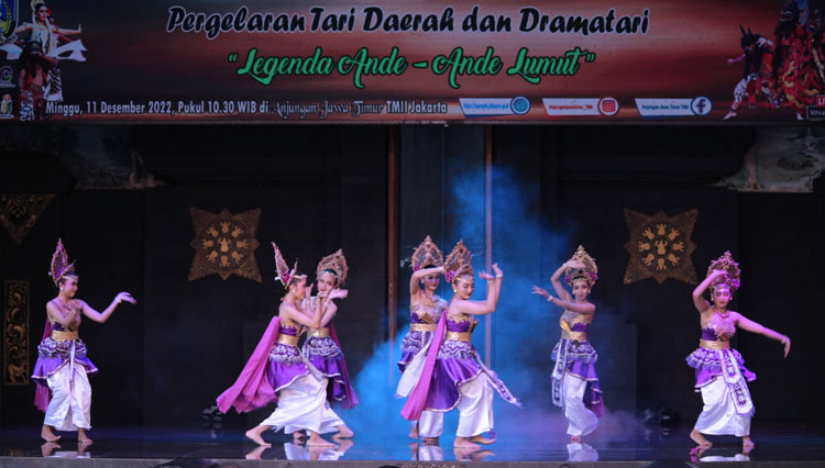 Tari Ande-Ande Lumut saat mentas di TMII (Foto/Diskominfo Kota Kediri)Foto B seniman tari Kota Kediri dan Disbudparpora Kota Kediri (Foto: Diskominfo Kota Kediri)